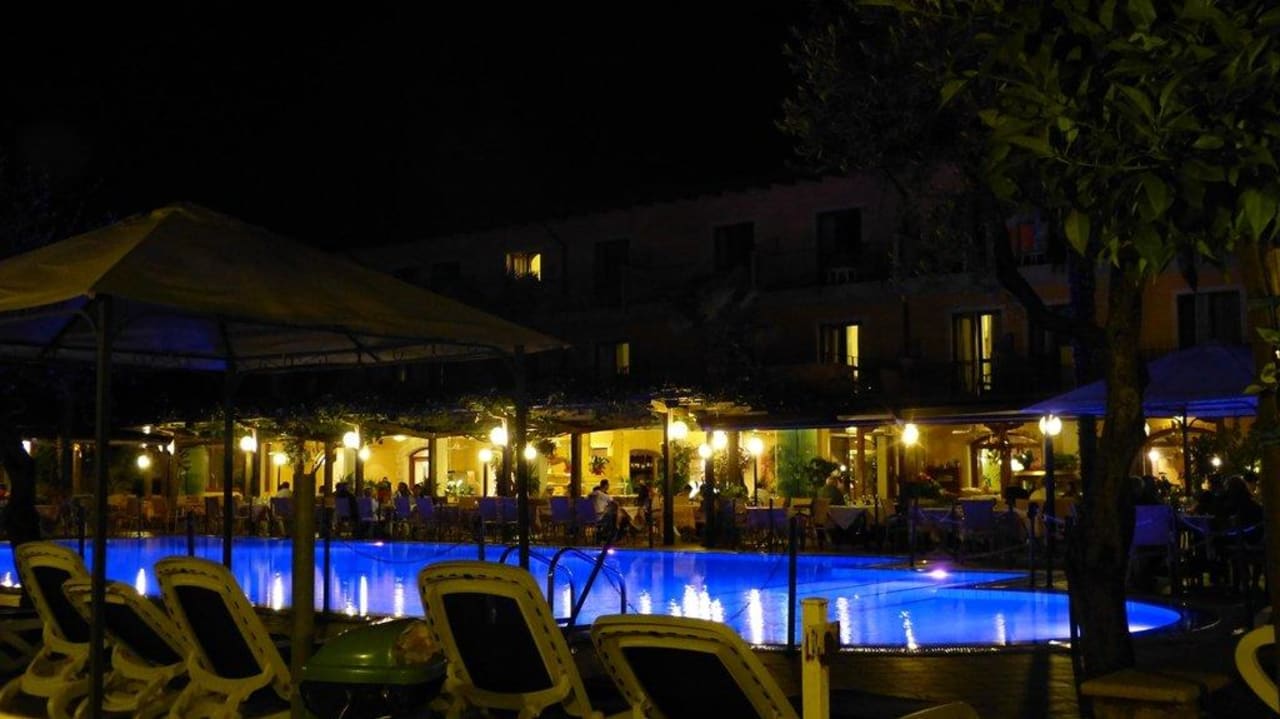 Pool und Restaurant am Abend Hotel Antico Monastero