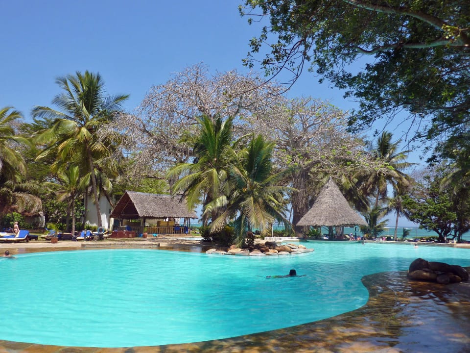 Poolanlage mit Poolbar Hotel Papillon Lagoon Reef