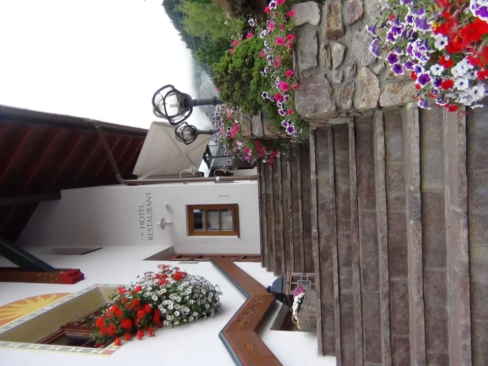 Eingang zum Hotel und Restaurant Hotel die Arlbergerin
