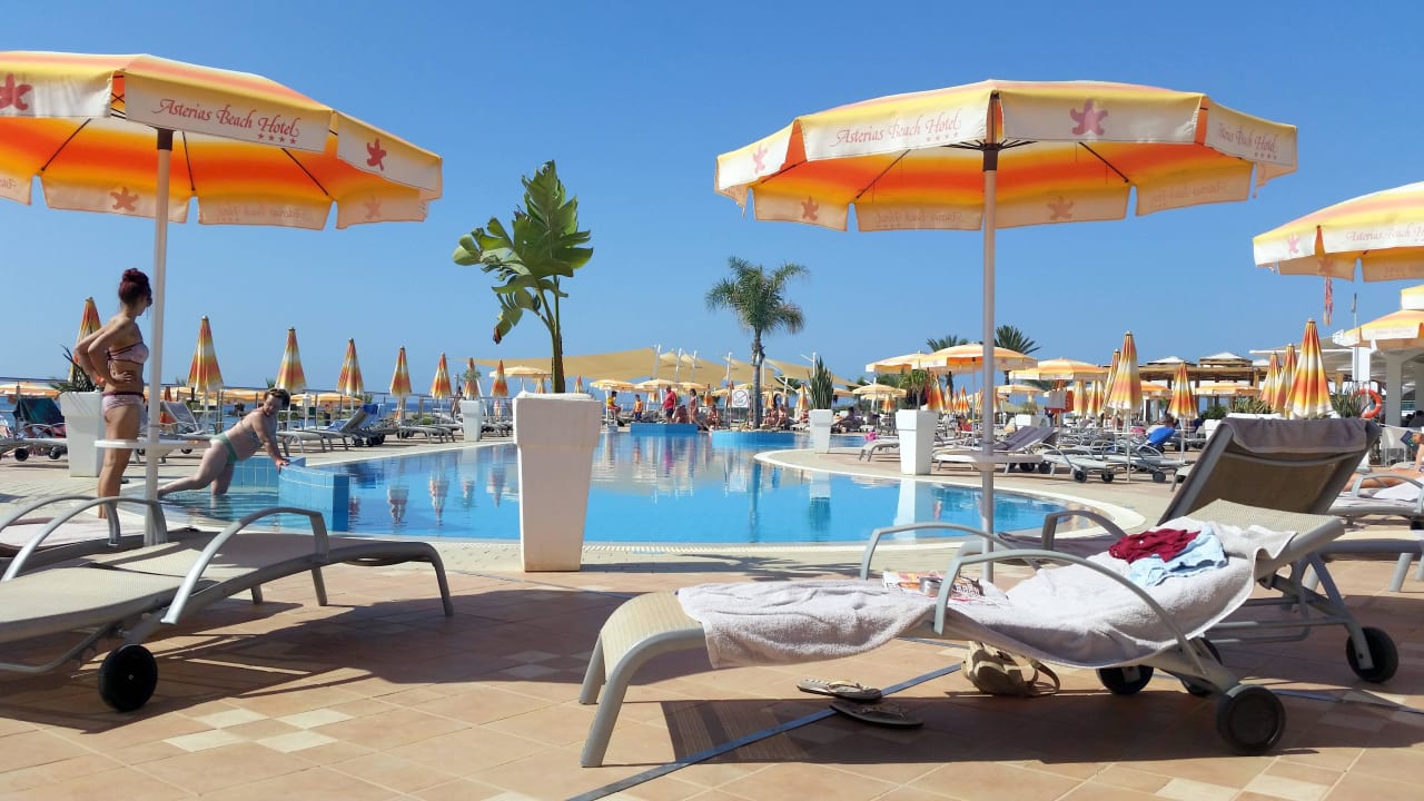 Blick auf den Pool  Asterias Beach