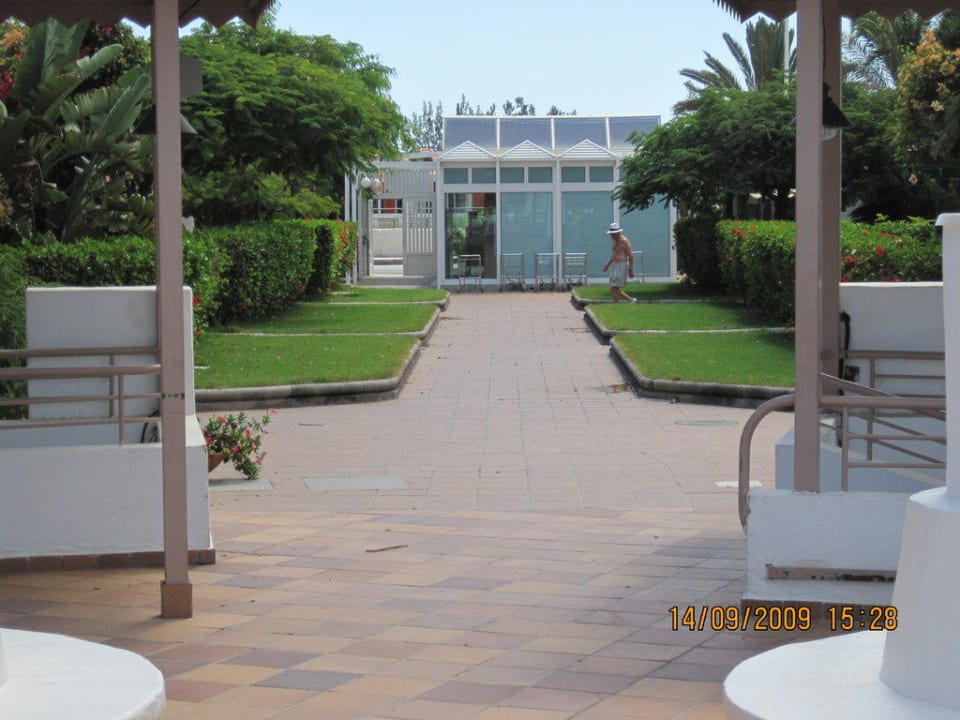 Der Weg vom Pool zum Eingang Bungalows Cordial Sandy Golf