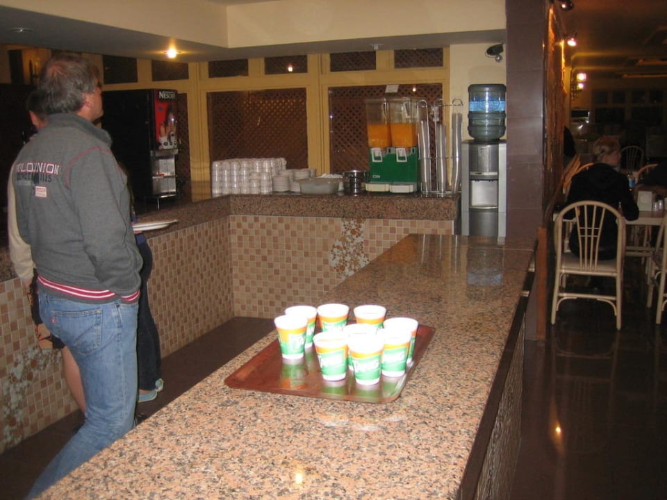 Getränke auch ab und zu Wein in Plastikbecher Ulusoy Kemer Holiday Club