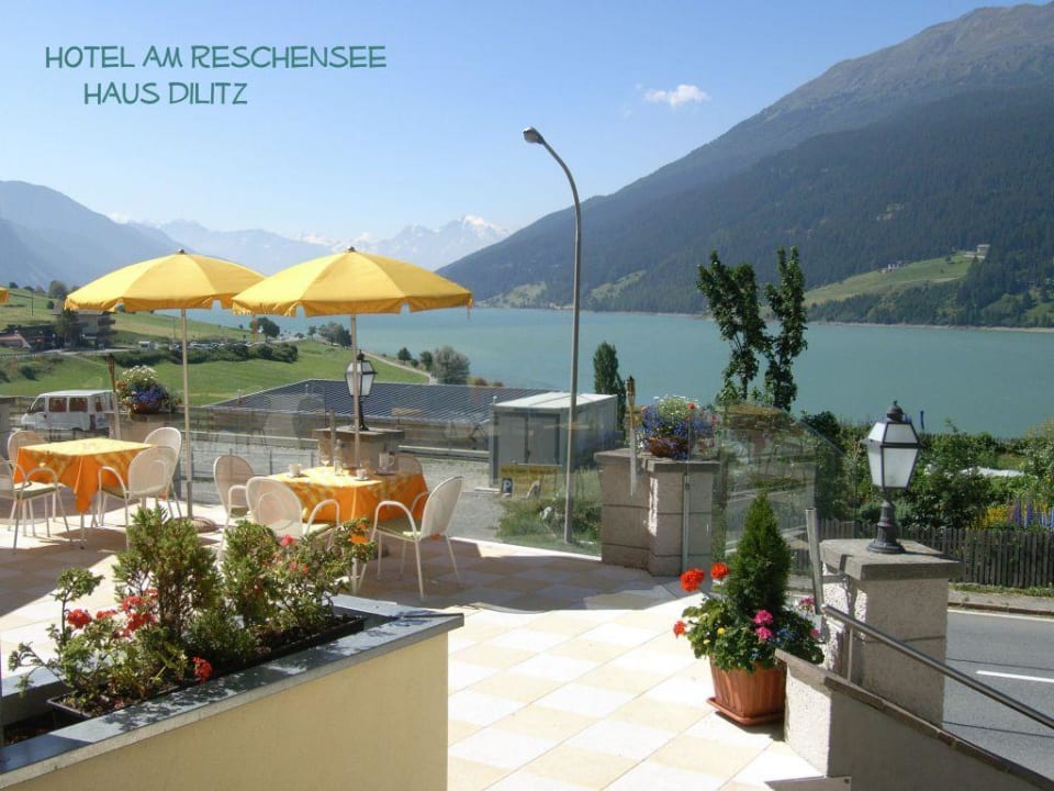Hotelterrasse über dem Reschensee Hotel Am Reschensee