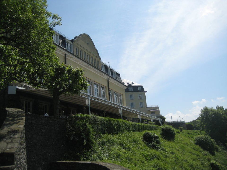 Blick auf ein Nebengebäude des Hotels mit Terrasse Steigenberger Icon Grandhotel Petersberg