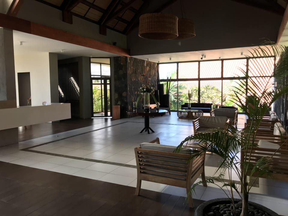 Lobby mit Rezeption. Crystals Beach Resort Belle Mare, a member of Radisson Individuals