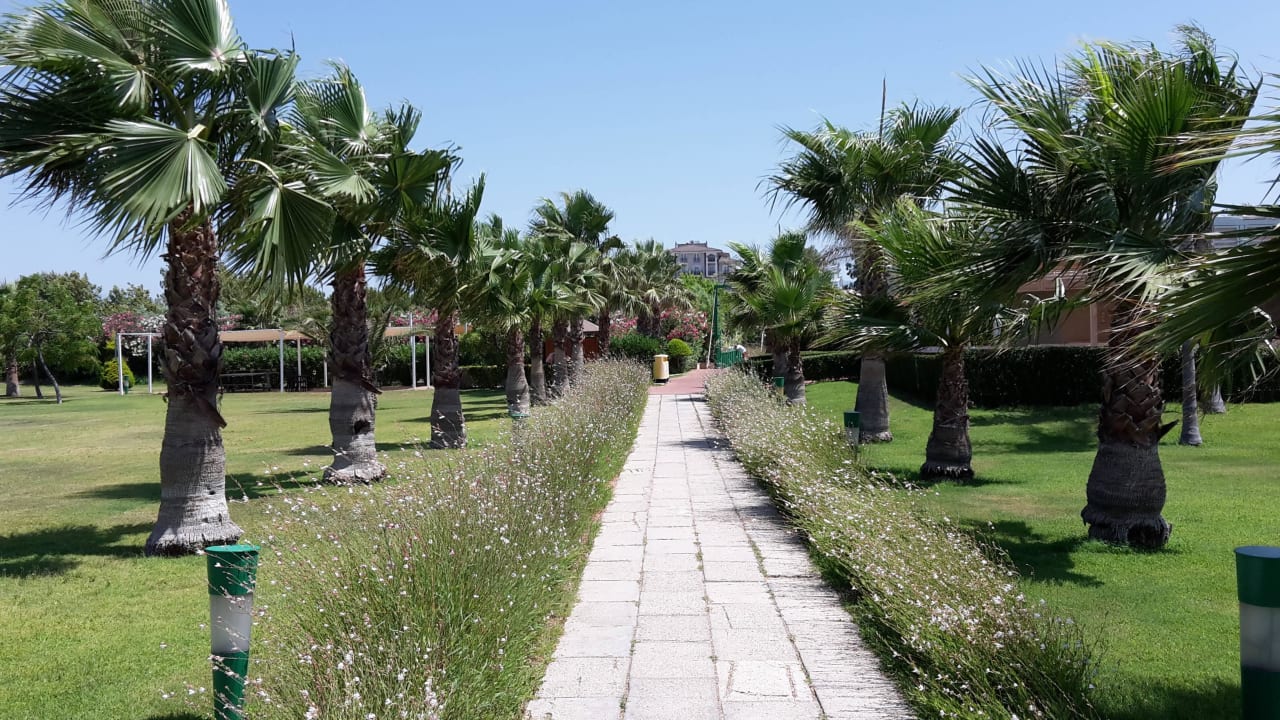 Weg zum Kiesstrand Sunis Elita Beach Resort & Spa