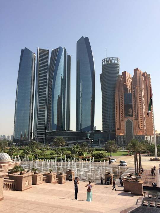 Vom Emirates Palace zu den Towers Conrad Abu Dhabi Etihad Towers