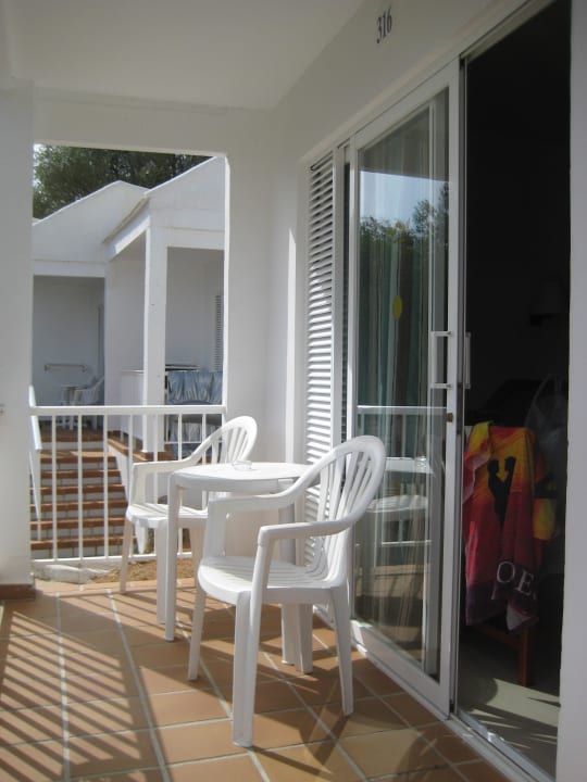 Terrasse vor dem Zimmer Flipflop Cala Romantica