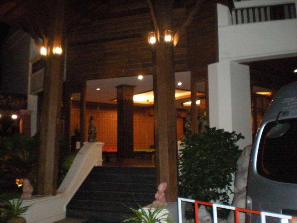Hotel-Eingang Thai House Beach Resort