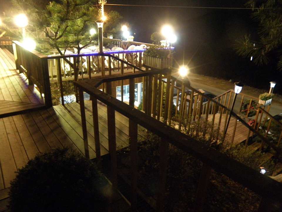 Anlage bei Nacht Guesthouse Skygarden