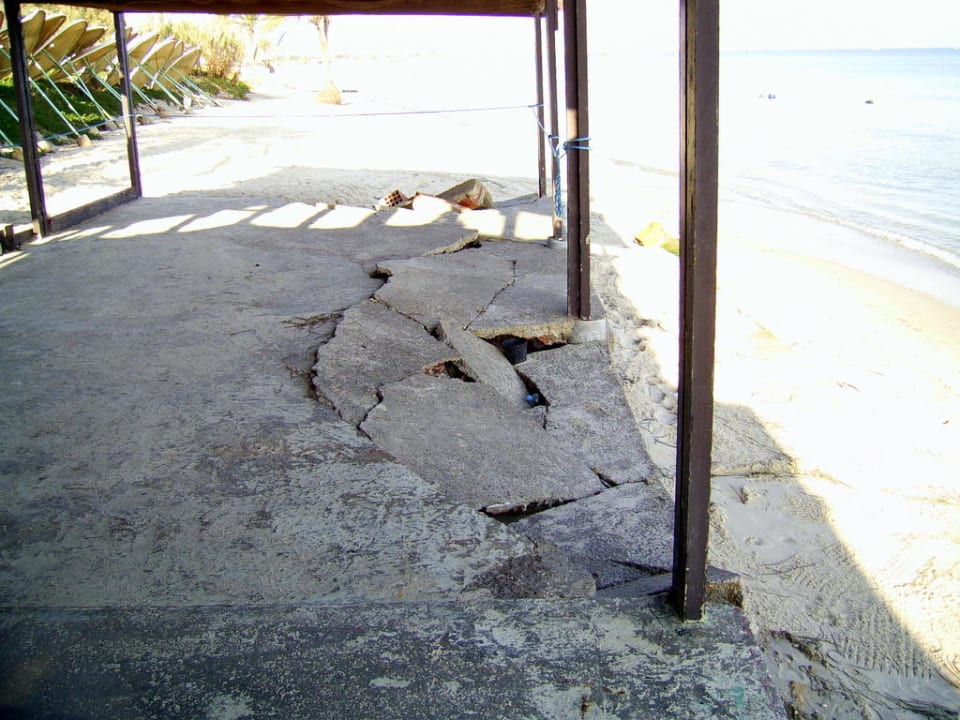 Abgesperrte Strandterrasse Hotel El Mouradi Skanes Beach