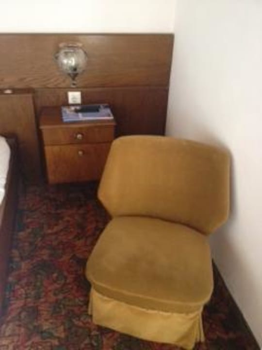 Sessel und Teppich aus dem Jahre Schnee Aktivhotel Marko