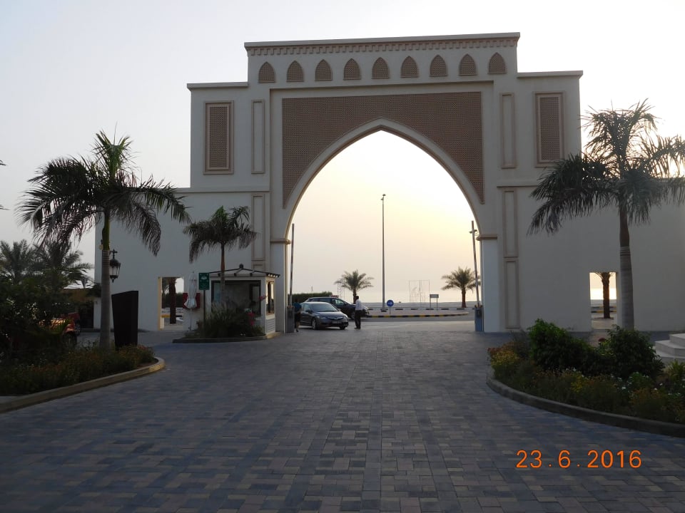 Einfahrt DoubleTree by Hilton Resort & Spa Marjan Island