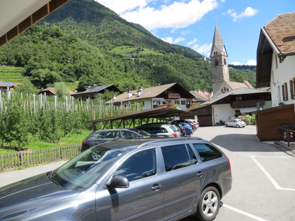 Teil des Parkplatzes Thalguter Apartments, Rooms & Breakfast