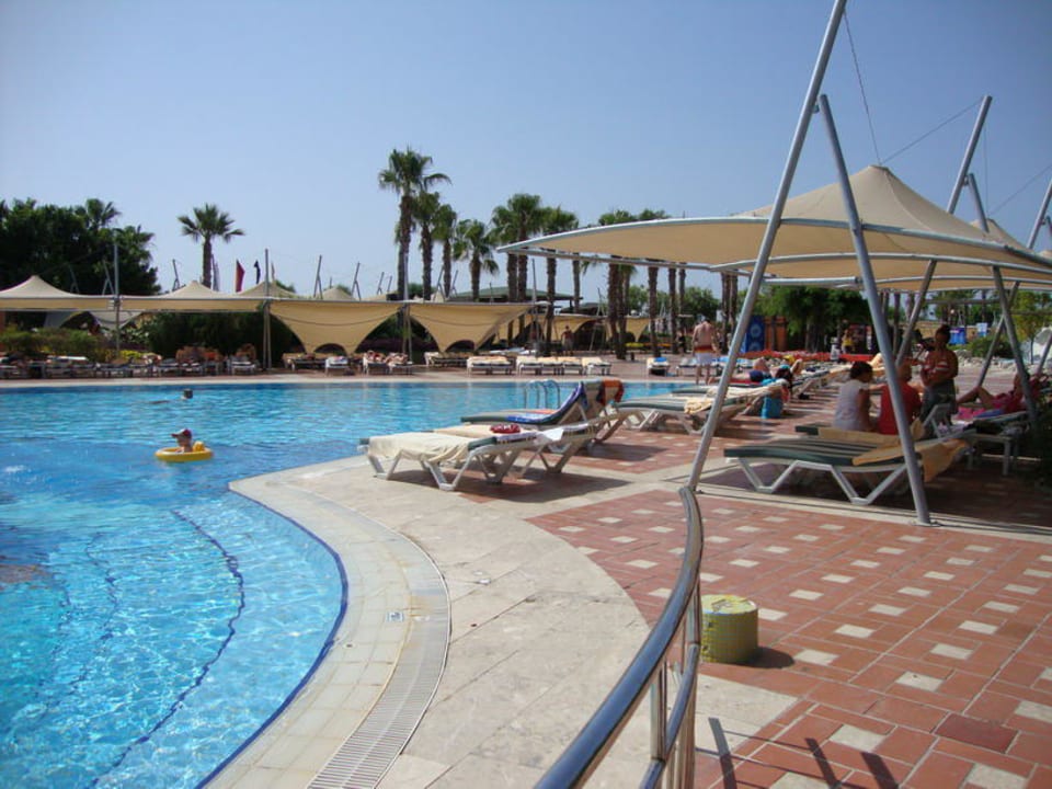 Liegen mit Sonnensegel Limak Limra Hotel & Resort