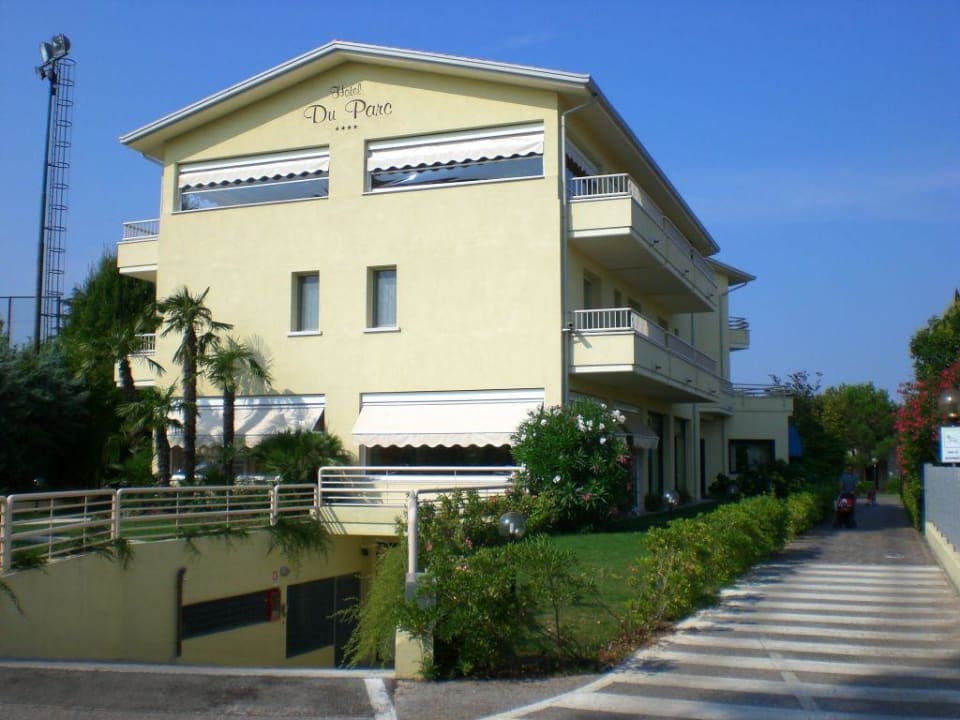 Frontansicht mit Tiefgaragenzufahrt Hotel Du Parc