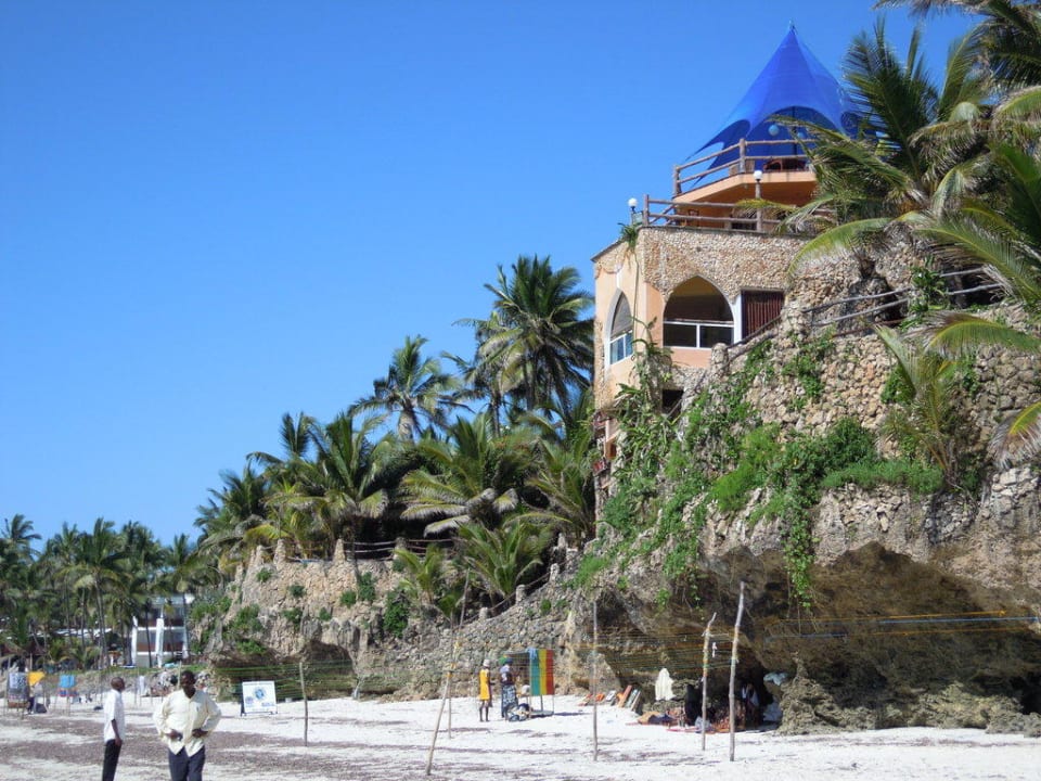 Hotelansicht vom Strand aus Bahari Beach Hotel