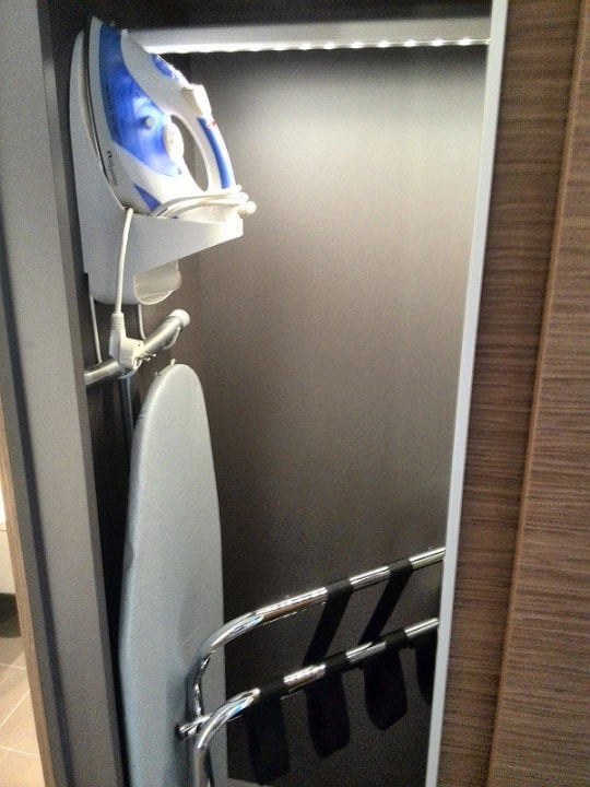Bügelutensilien sind ebenfalls im Zimmer vorhanden Sheraton Zürich Hotel
