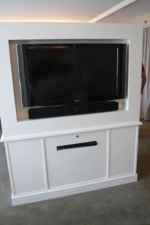 TV von der Couch aus Virgin Hotels Las Vegas, Curio Collection by Hilton