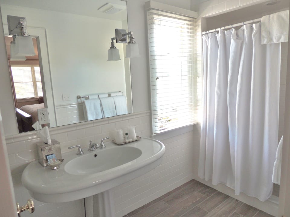 Badezimmer mit Fön und Badeartikel Hotel Whaler's Inn