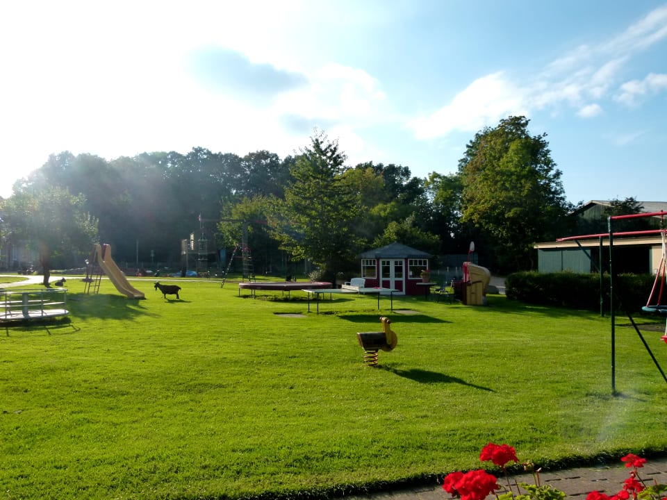 Gartenanlage Ferienbauernhof Liesenberg mit Meerblick