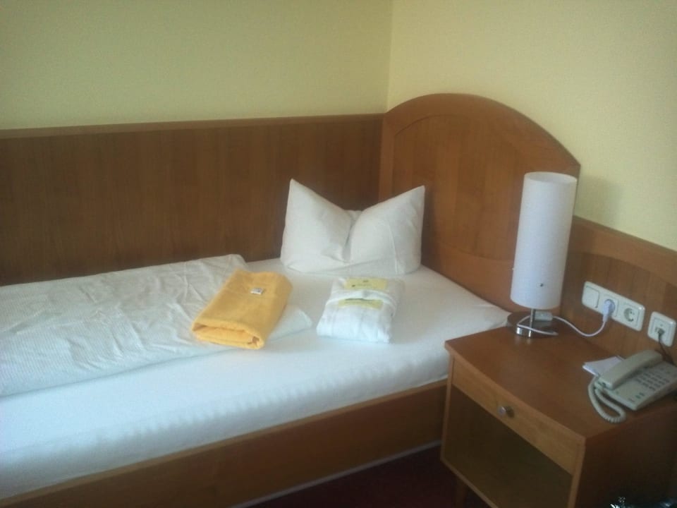 Bett mit Duschduch und Bademantel Vivea Hotel Bad Häring