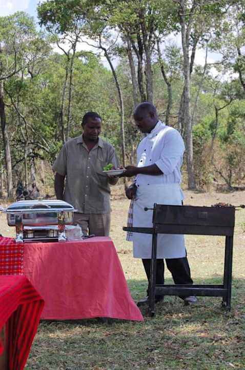 Grillen in der Serengeti Royal Mara Safari Lodge