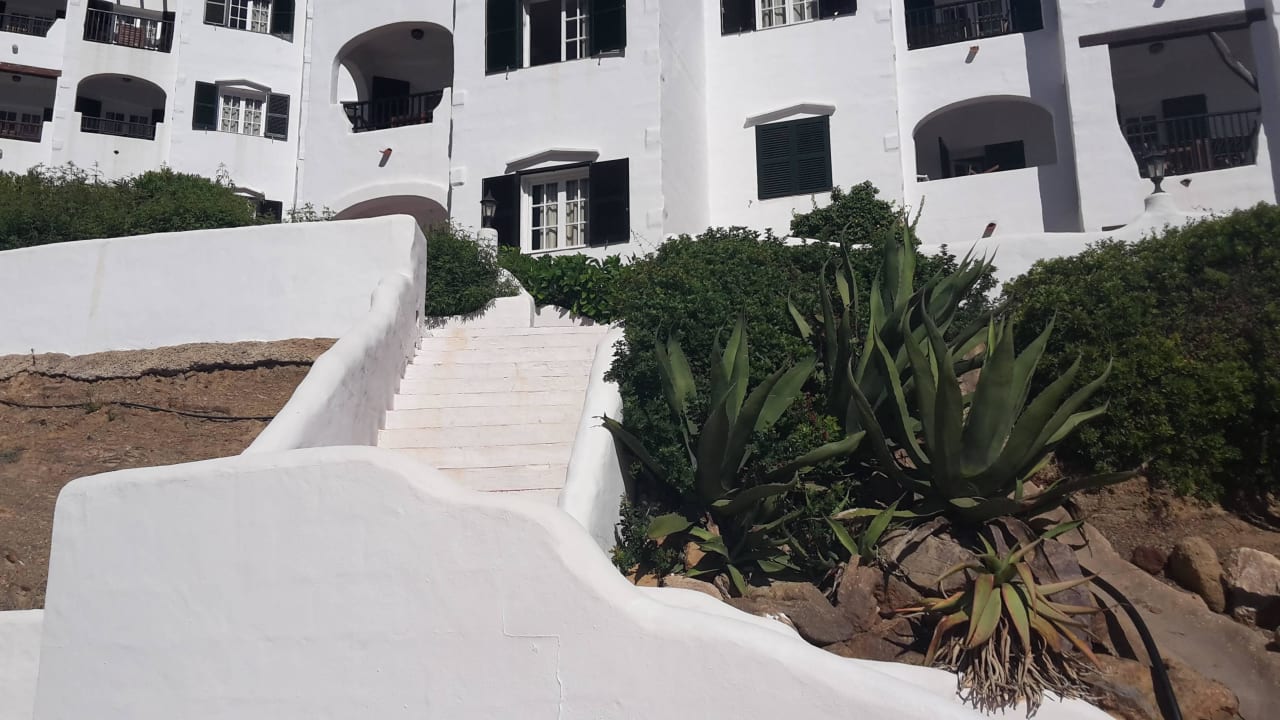 Weg zu den Zimmern FERGUS Club Carema Splash