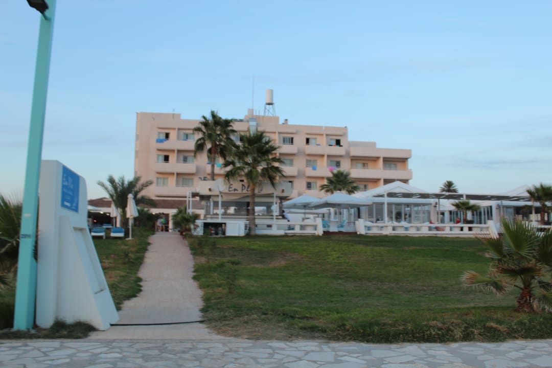 Widok z plazy Piere Anne Beach Hotel