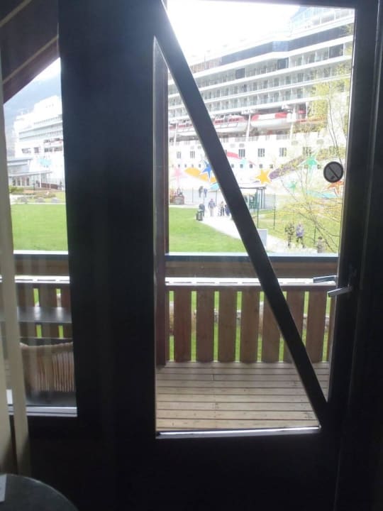 Aussicht wenn ein Kreuzschiff gelandet ist.... Flåmsbrygga Hotell