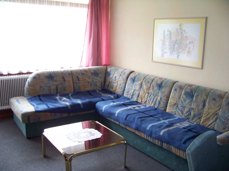 Riesige bequeme Couch im Wohnzimmer Apartment Weirather Stefan