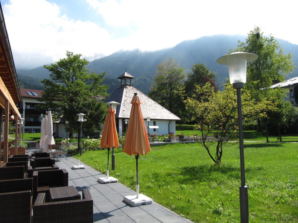 Gartenanlage und Sonnenterrasse Hotel Alpenblick