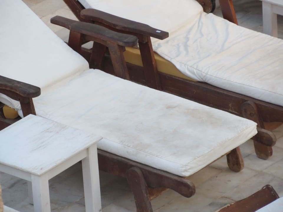 Liegestühle am Pool Hotel Reflexions Sea