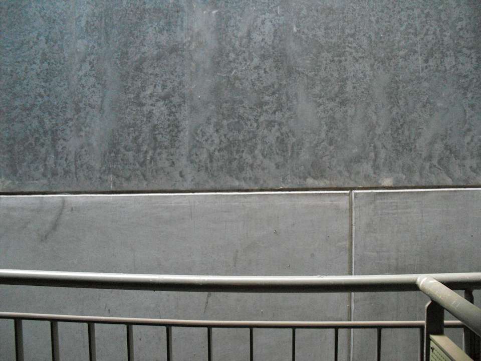 Balkon mit Betonwand vor der Nase HarbourView Apartment Hotel