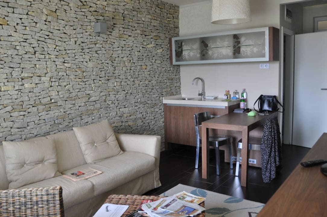 Wohnzimmer mit Küchenblock Echo Residence Luxury Apartment Hotel