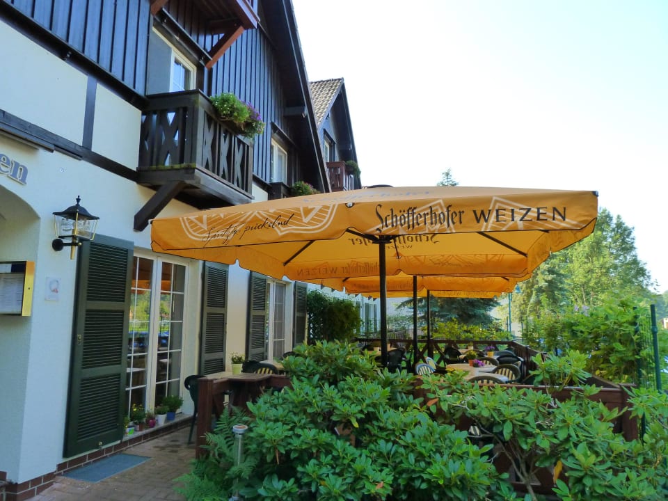 Schöne Terrasse neben dem Eingang Hotel Am Spreebogen