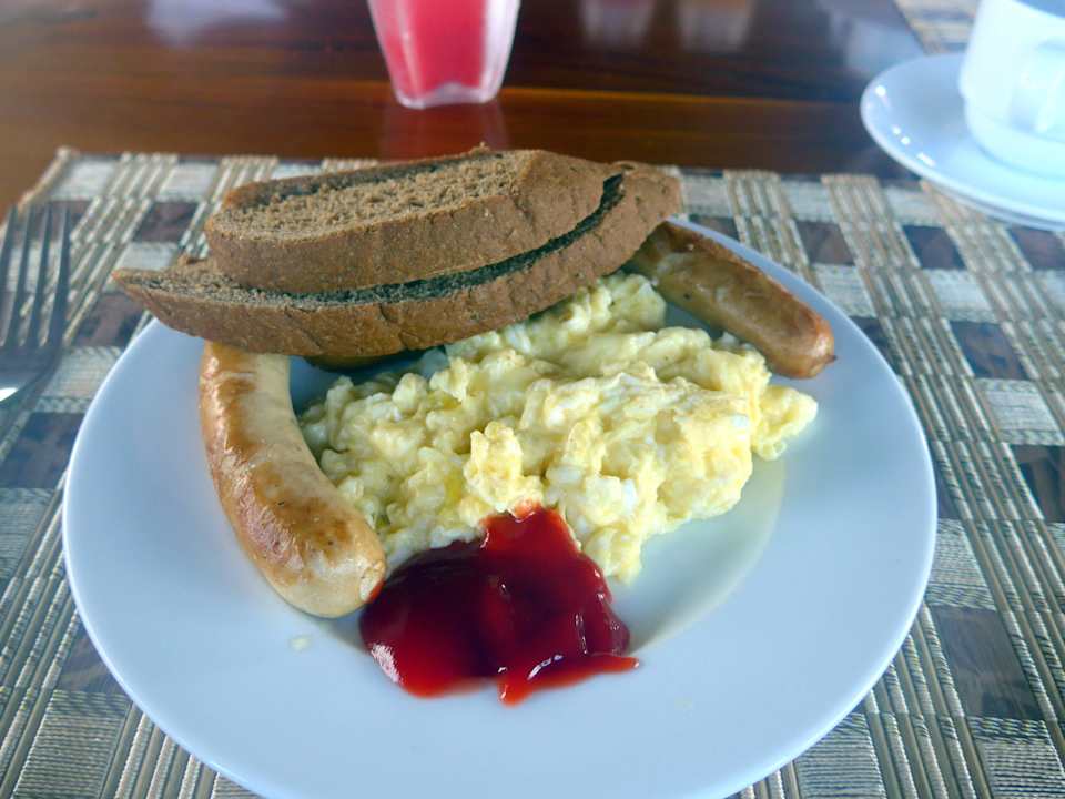 Frühstück und die Bratwürstchen super lecker Ong Lang Village Resort