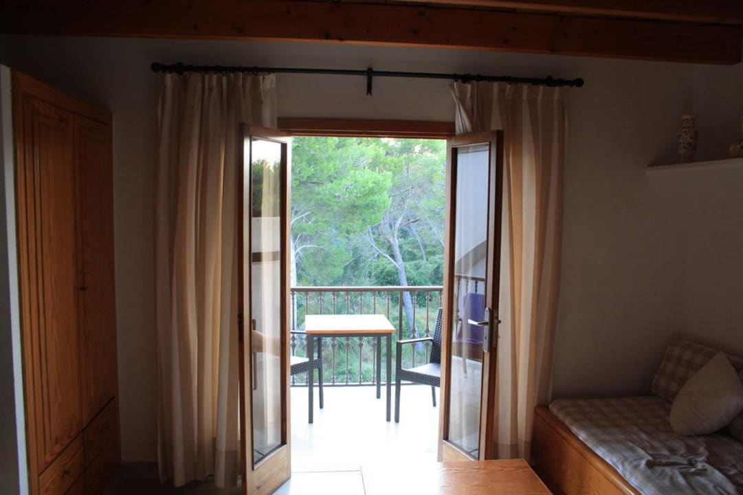 Wohnbereich mit Blick auf den Balkon Es Bauló Petit Hotel