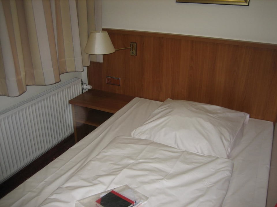 Schönes, grosses Bett Traveller Hotel