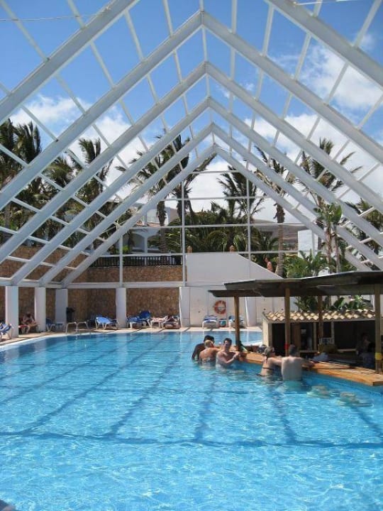 überdachter Pool mit Wasserbar Club Jandia Princess