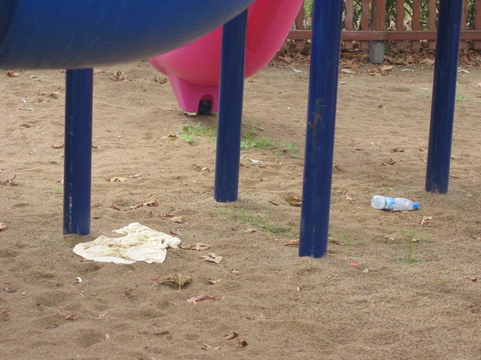 Dreck auf dem Kinderspielplatz Calimera Serra Palace
