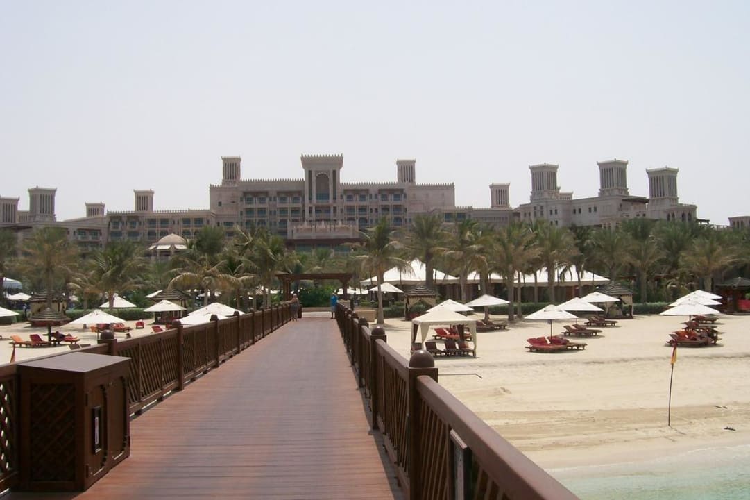 Blick vom Steg auf  das Hotel Jumeirah Al Qasr