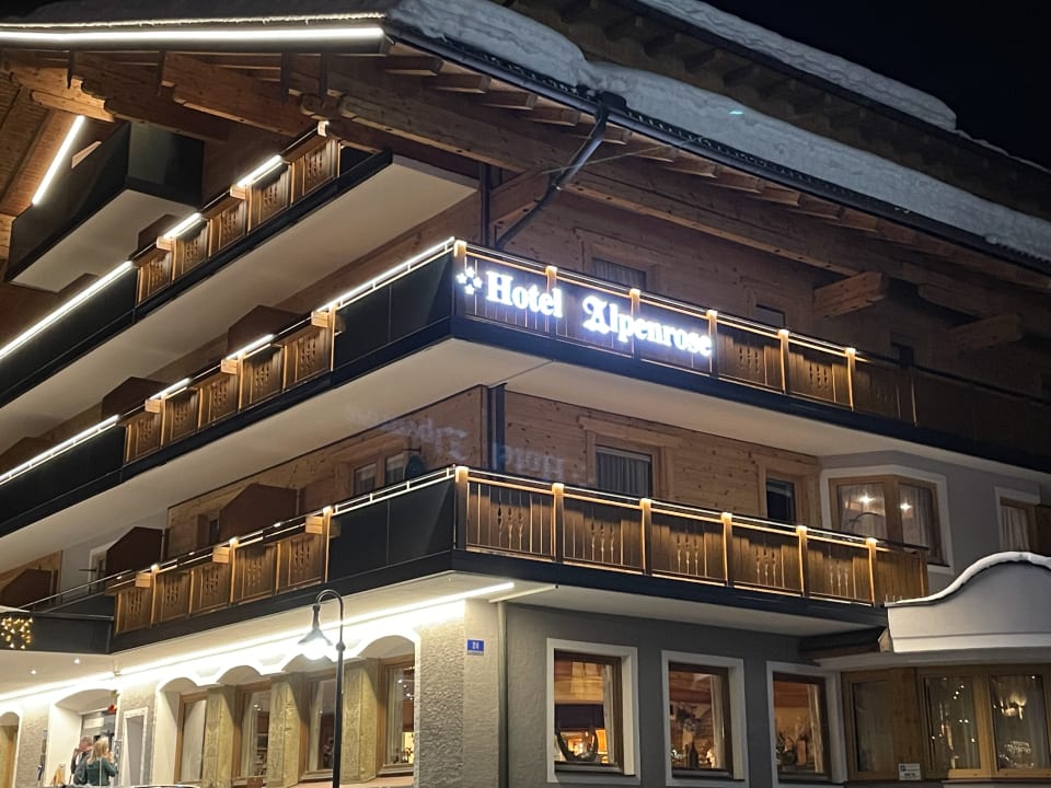 Außenansicht Hotel Alpenrose