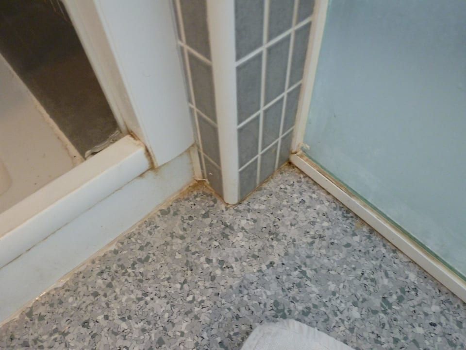 Schimmel und Dreck im Bad Apartamentos Turísticos Mix BR AT2179