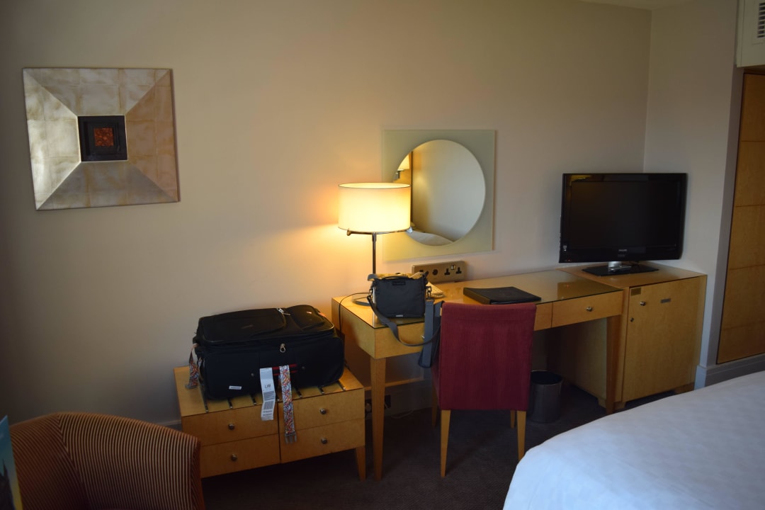 Schreibtisch und Minibar The Tower - A Guoman Hotel