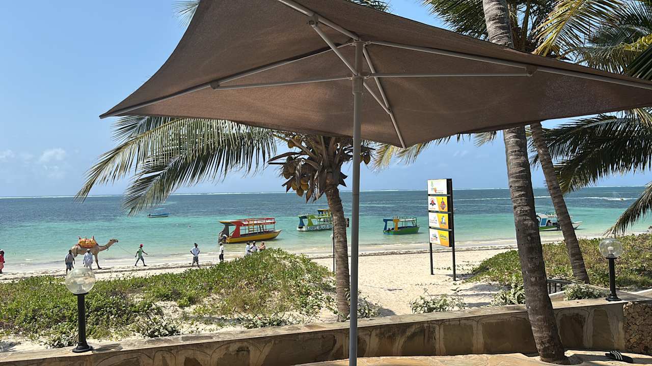 Strand Travellers Beach Hotel & Club