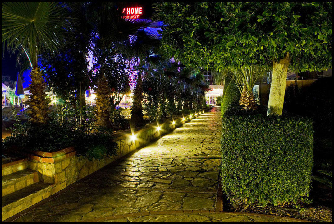 Weg zum Hoteleingang My Home Resort
