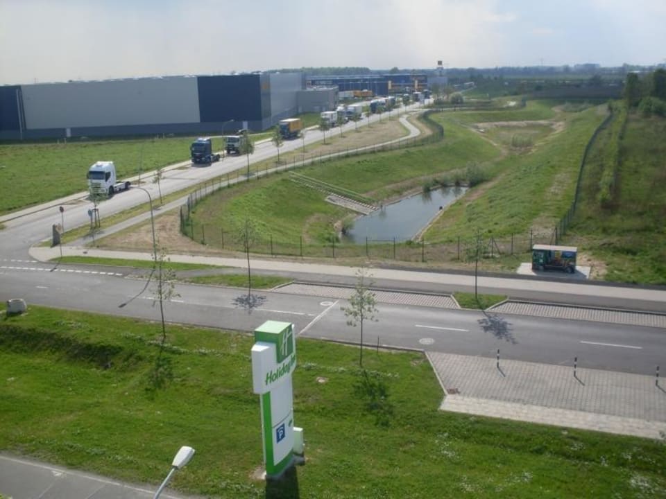 Ausblick auf die Hans-Grade-Allee Holiday Inn Berlin Airport - Conference Centre