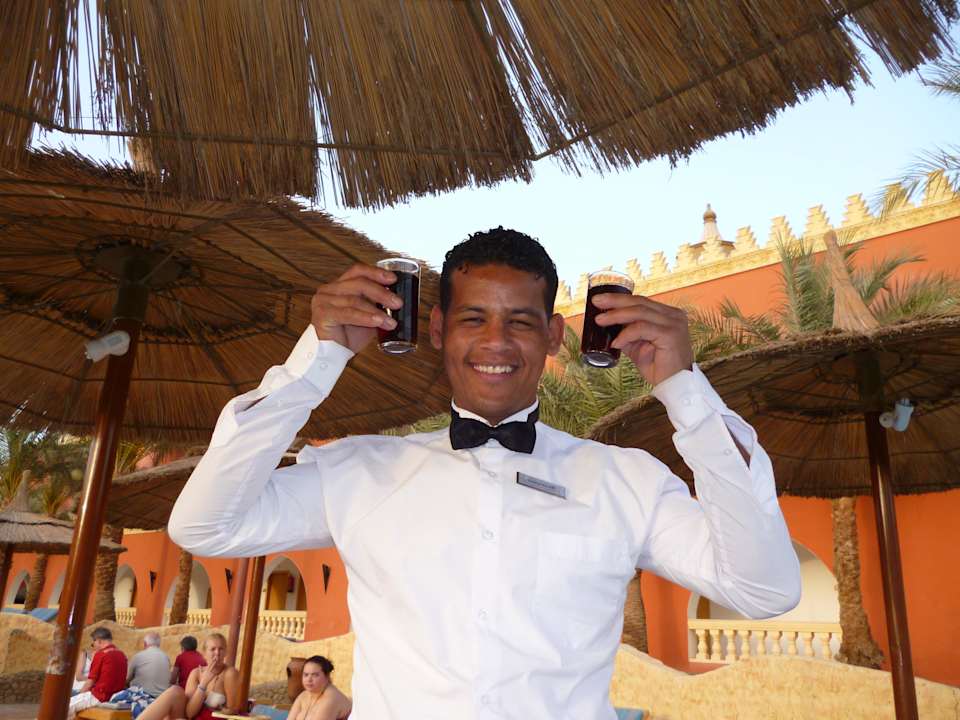 Unser netter Poolkellner Pickalbatros Alf Leila Wa Leila Resort - Neverland Hurghada