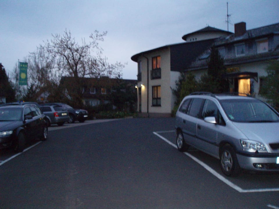 Aussenansicht mit Parkplätzen Hotel Sonnenhof